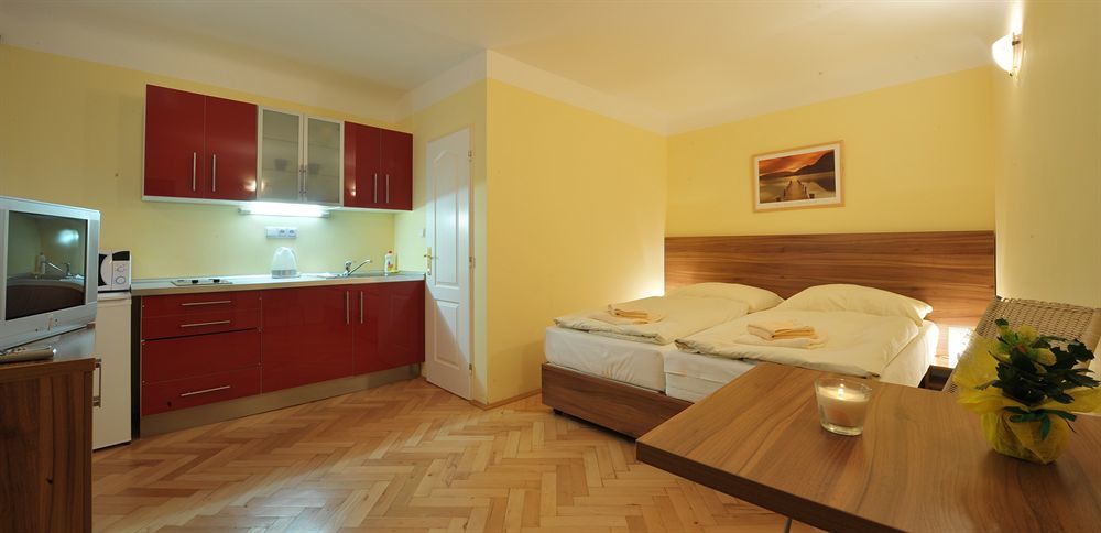 U Zlate Podkovy - At The Golden Horseshoe Praag Buitenkant foto