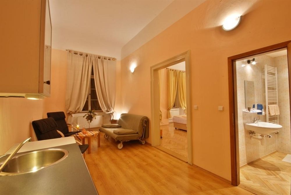 U Zlate Podkovy - At The Golden Horseshoe Praag Buitenkant foto