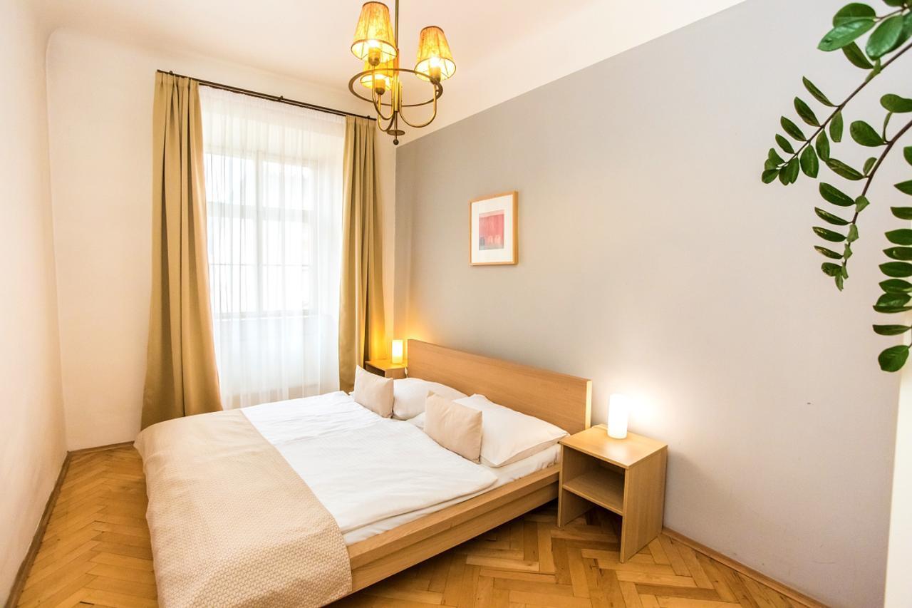 U Zlate Podkovy - At The Golden Horseshoe Praag Buitenkant foto