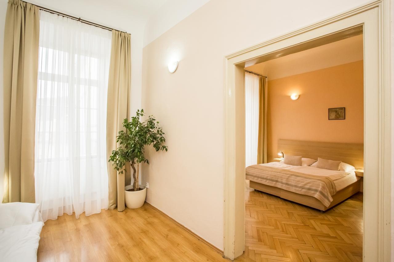 U Zlate Podkovy - At The Golden Horseshoe Praag Buitenkant foto